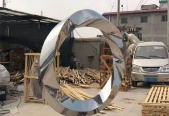 济南镜面不锈钢几何圆环雕塑，经典永恒之美