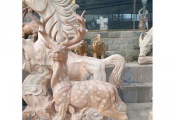 济南展现自然风采的梅花鹿石雕