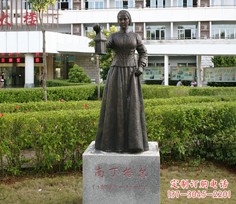 济南静谧中的南丁格尔铜雕