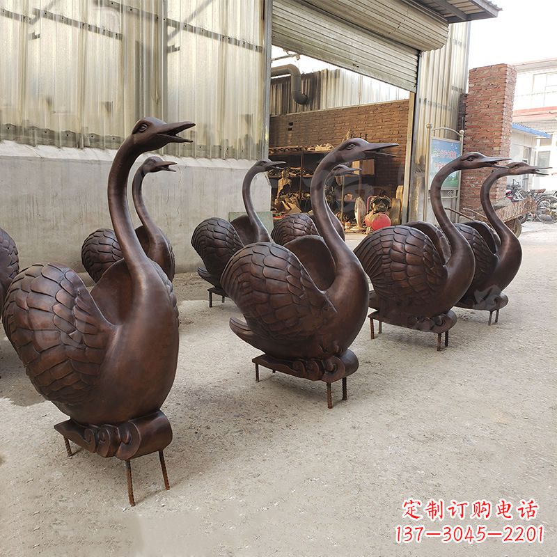 济南中领雕塑天鹅铜雕是一款精美的艺术作品,既…