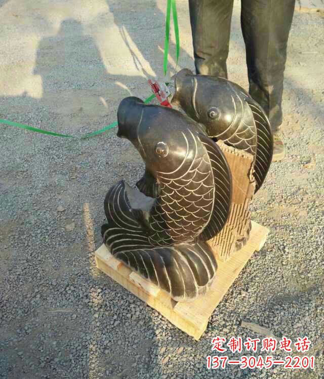济南喷水鱼动物铜雕