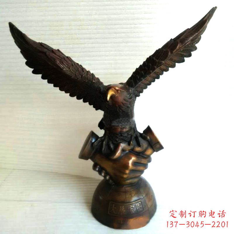 济南以老鹰为灵感的经典铜鼎