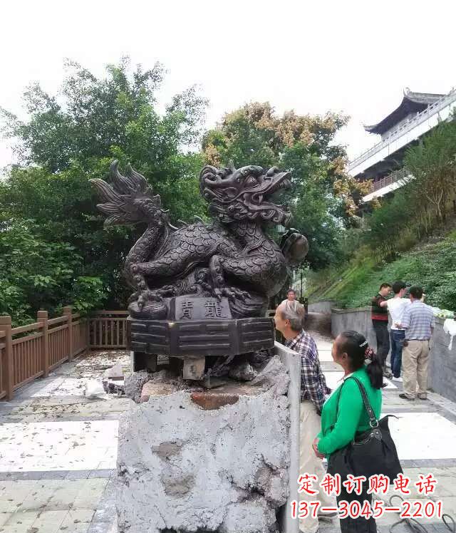 济南青龙神兽雕塑,神态凝重,气势磅礴