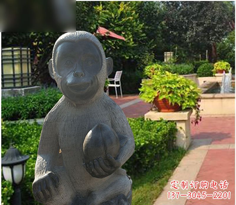 济南青石抱着桃子的小猴子石雕