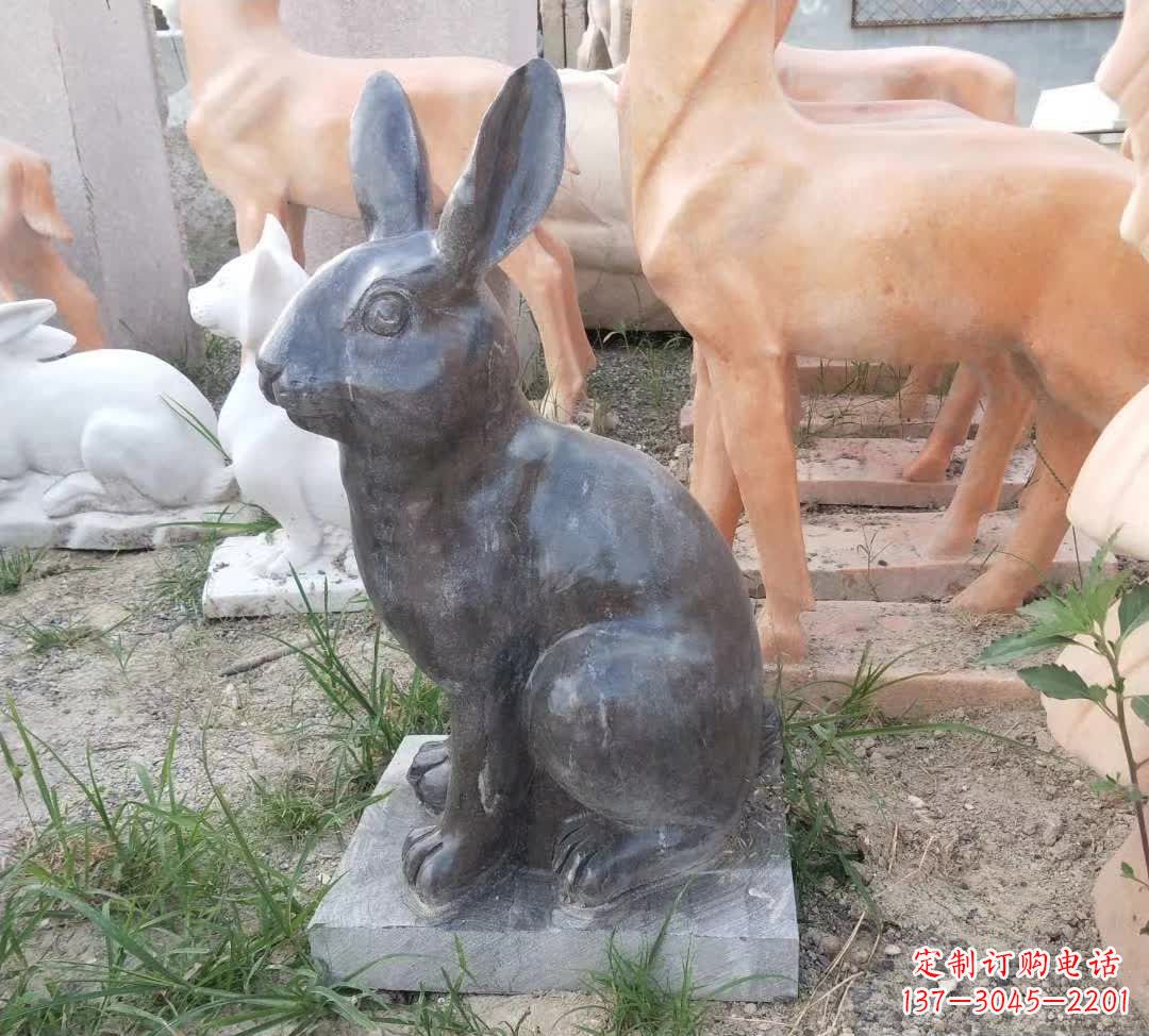 济南青石公园兔子雕塑,实惠的艺术装点