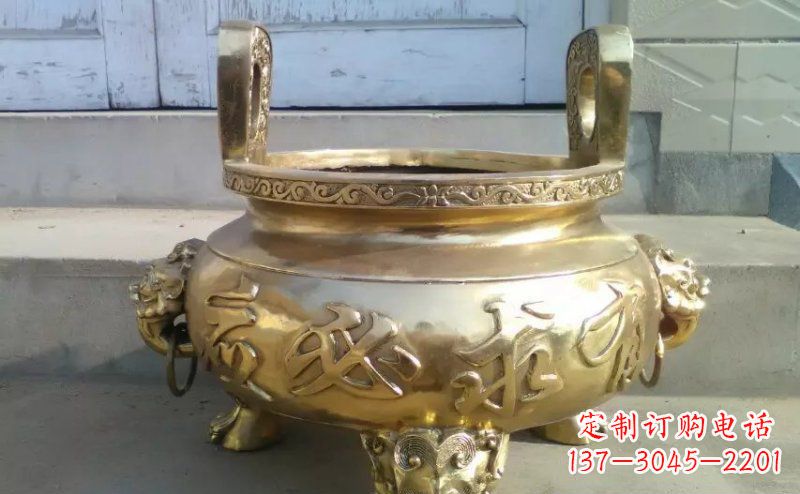 济南壮丽威猛的三足香炉铜雕
