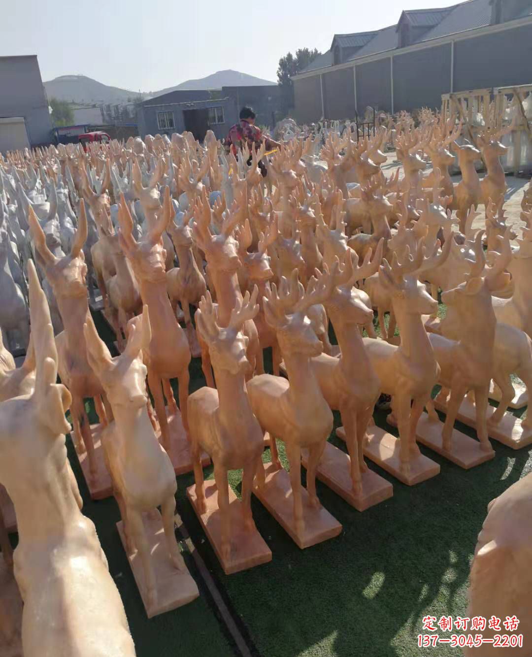 济南红梅花鹿雕塑,美丽而优雅