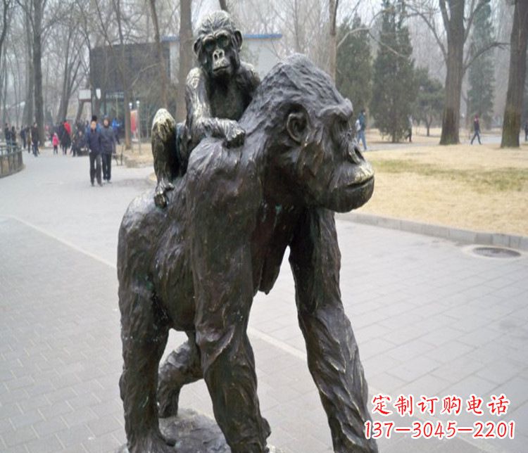 济南多姿多彩的猩猩雕塑