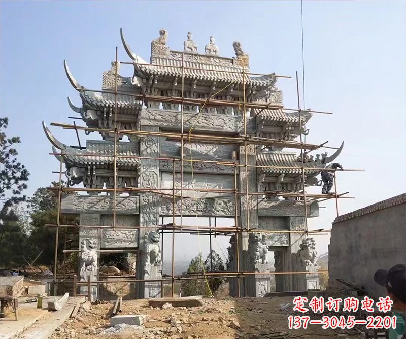 济南石牌坊外东侧的龙凤雕塑