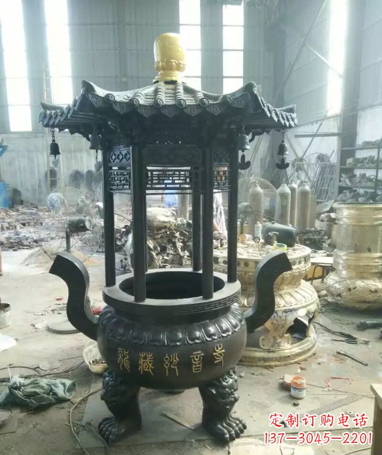 济南寺庙圆香炉铜雕 (2)