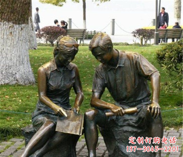 济南讨论问题的学生铜雕