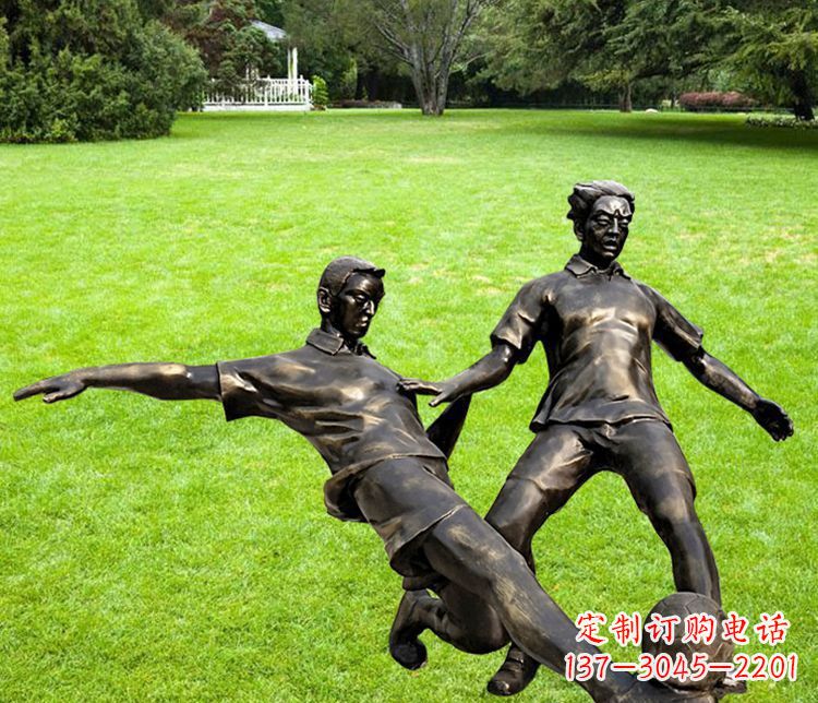 济南踢足球的人物铜雕
