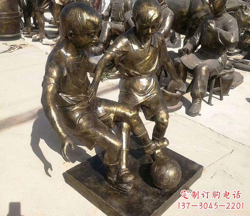 济南踢足球的儿童铜雕