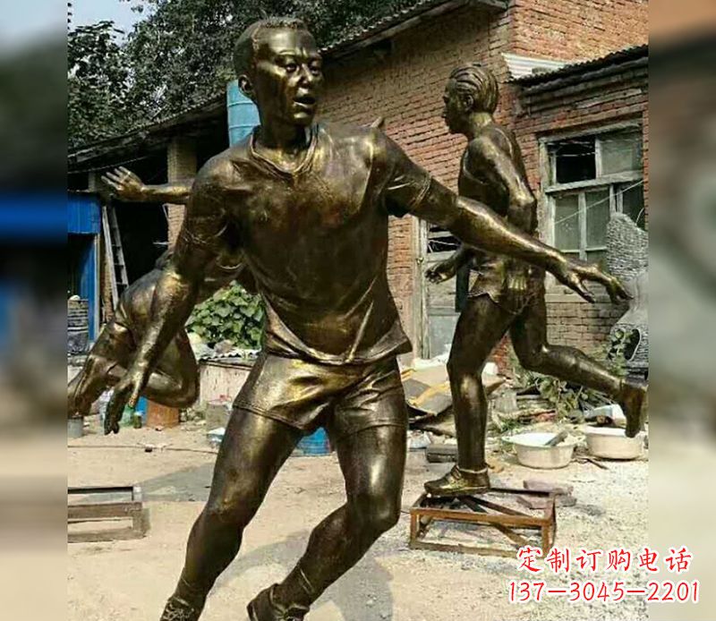 济南踢足球广场人物铜雕