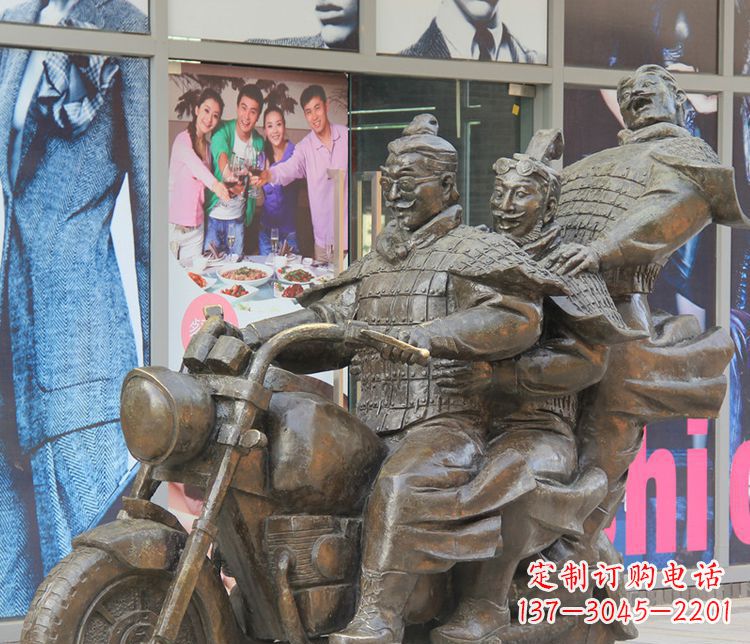 济南铜雕步行街骑摩托人物雕塑