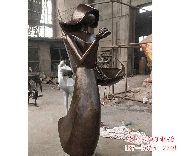 济南铜雕逛街女孩人物雕塑