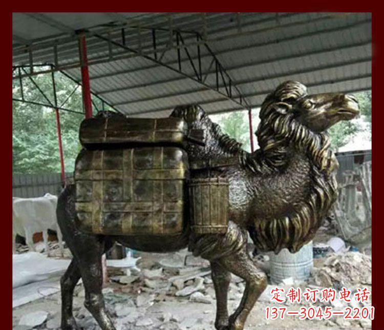 济南拖行李的骆驼动物铜雕
