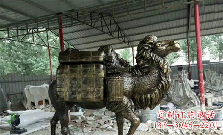 济南拖行李的骆驼动物铜雕 (2)