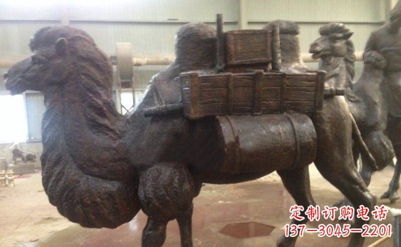 济南驮着东西的骆驼公园动物铜雕