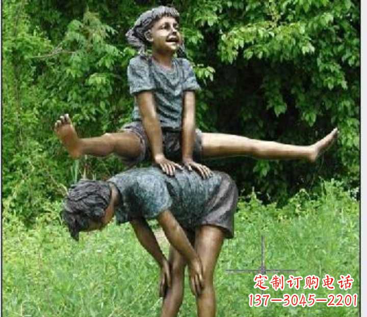 济南玩跳山羊的儿童铜雕