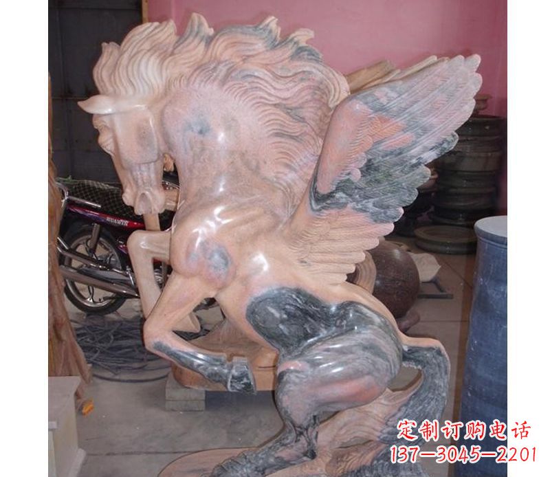 济南晚霞红奔马石雕