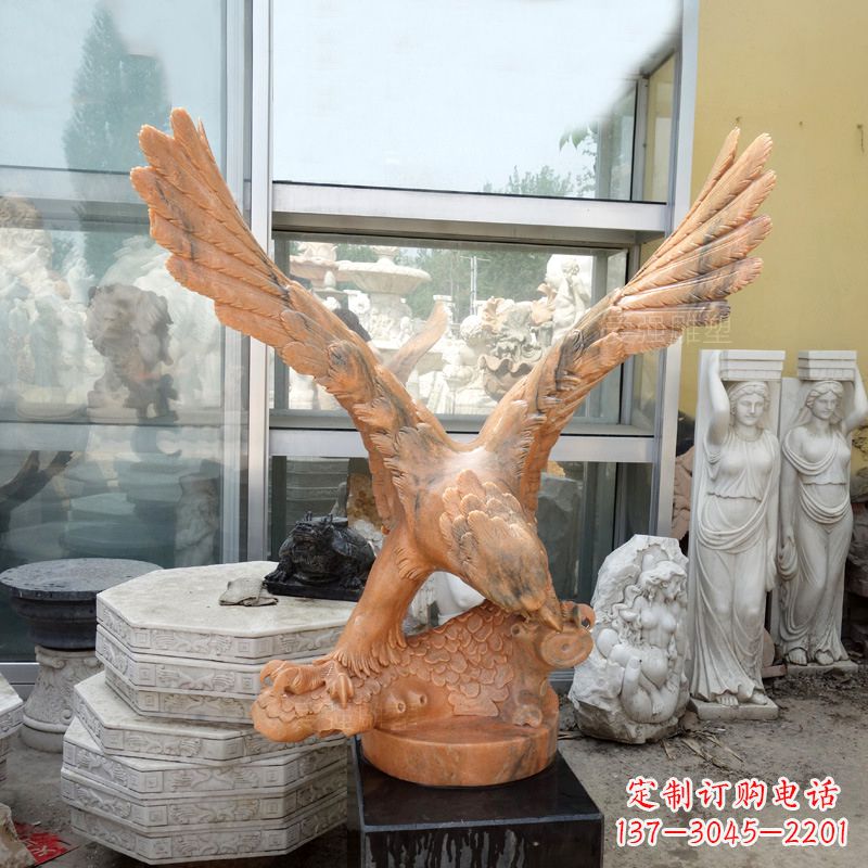 济南晚霞红老鹰石雕塑