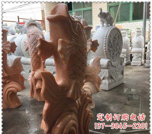 济南晚霞红喷水鲤鱼公园石雕