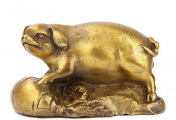 济南铸铜鎏金猪雕塑时尚炫彩，精致温馨