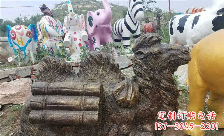 济南卧着的骆驼动物铜雕 (2)