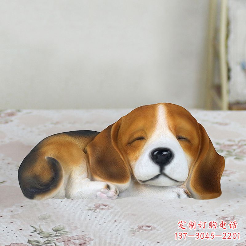济南卧姿比格犬仿真雕塑,睡觉的小狗狗是内美陈动物雕塑摆件