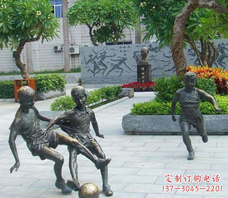济南小孩踢足球公园景观铜雕