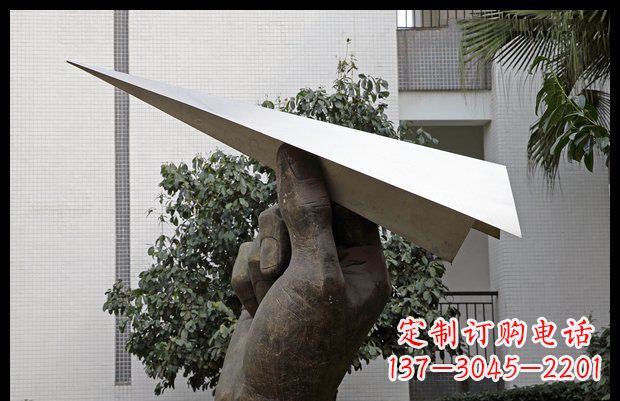 济南小区不锈钢手拿纸飞机雕塑
