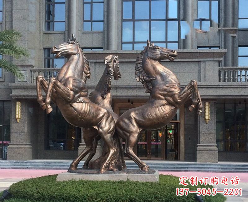济南小区立马铜雕