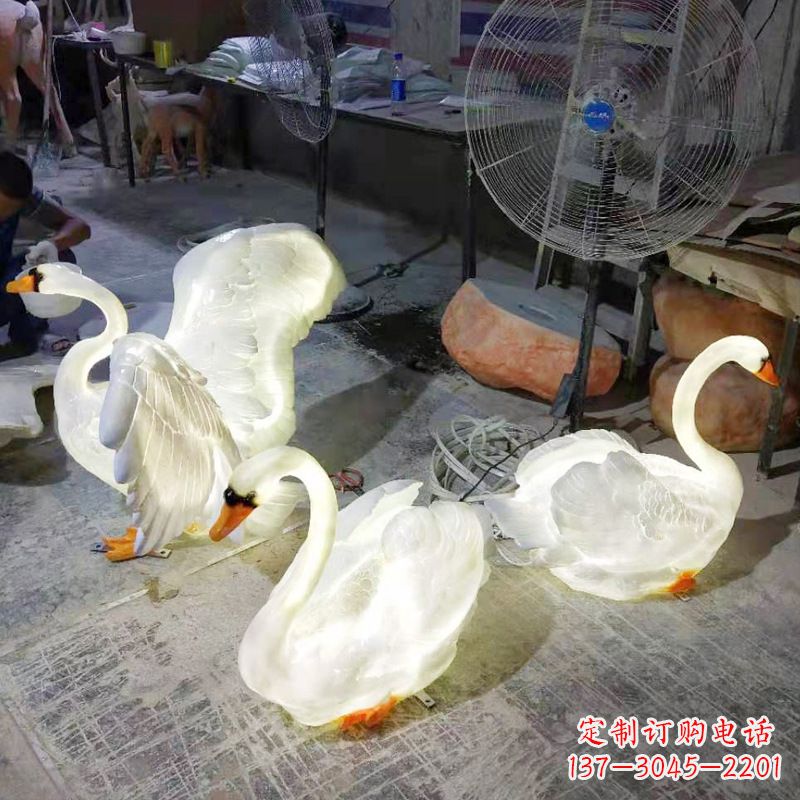 济南小区园林草坪发光天鹅景观雕塑摆件