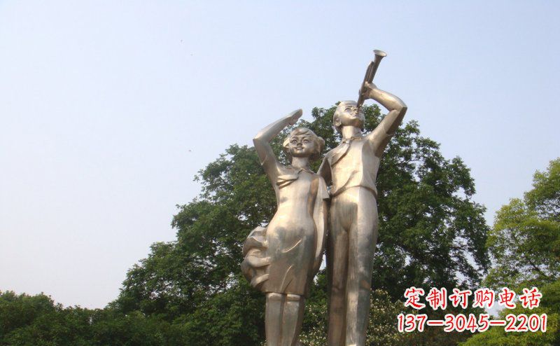 济南校园吹军号敬礼的小学生人物景观铜雕