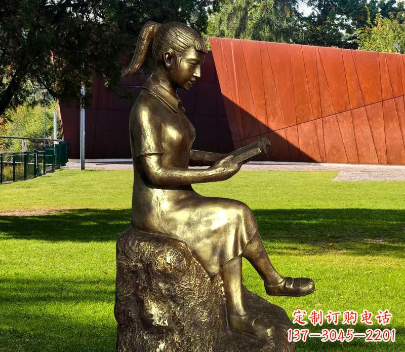济南校园看书的女孩铜雕