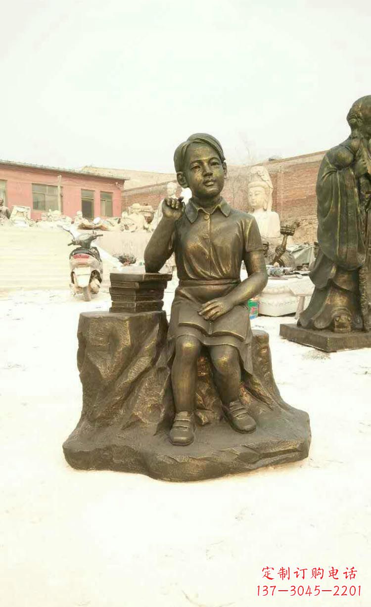 济南校园看书思考的学生铜雕