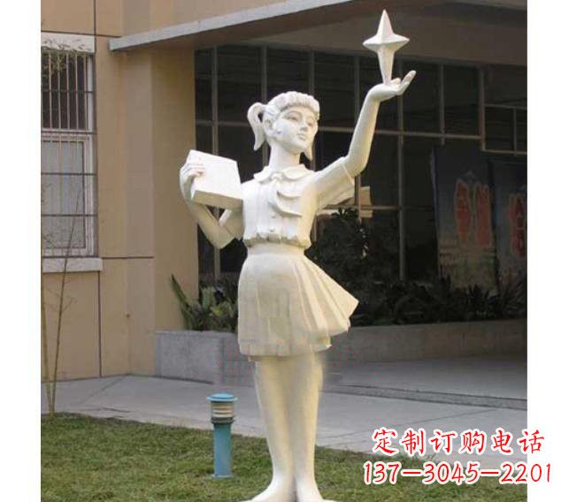 济南校园拿书本的小学生石雕