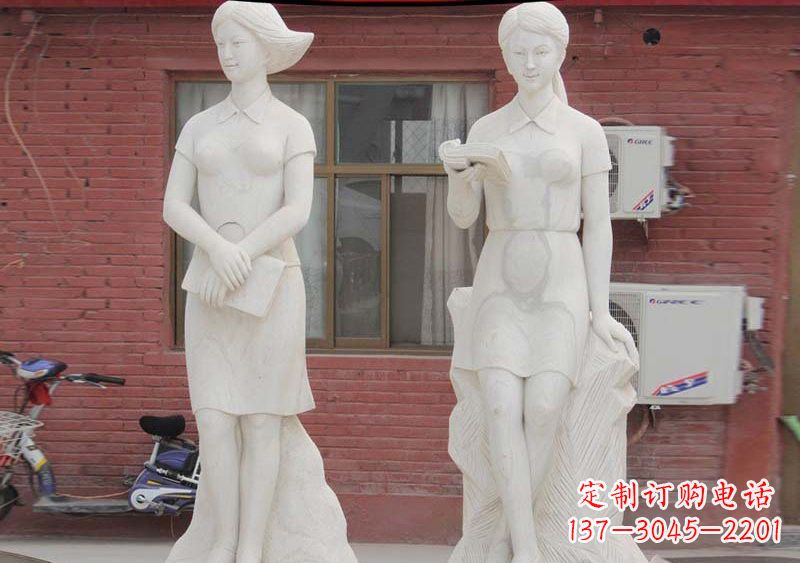 济南校园拿书本的学生石雕