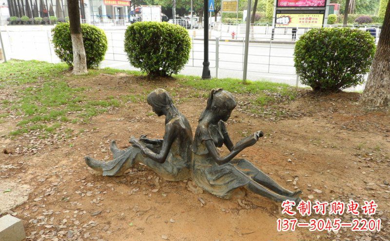 济南校园坐着看书的女孩人物铜雕