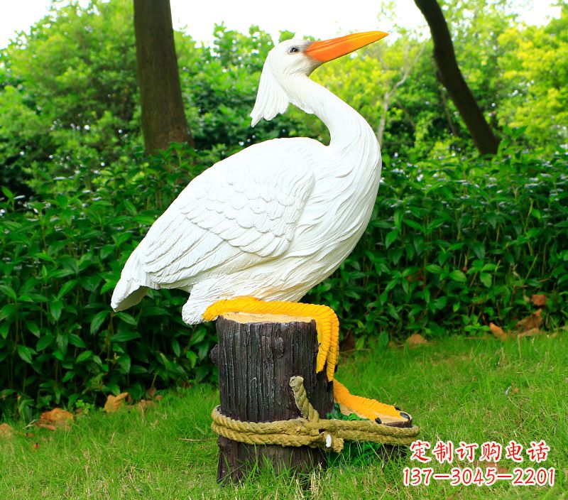 济南一男一女抱一只鸽子雕像