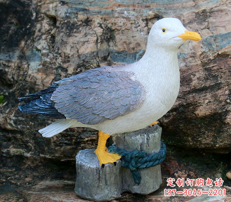 济南一手托鸽子 一手拿书本的雕塑像