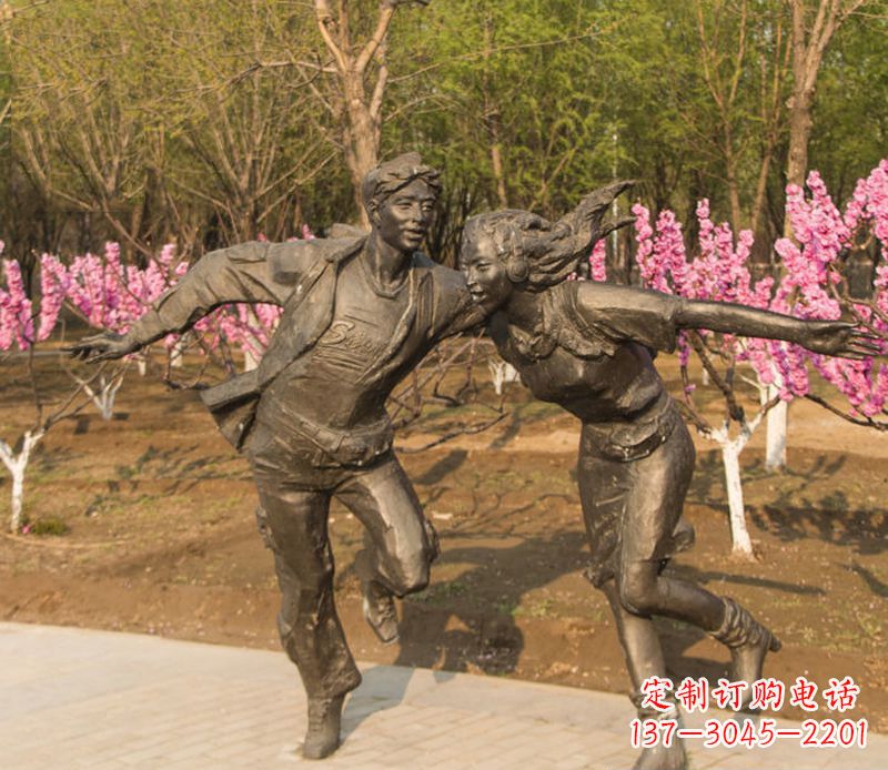 济南游玩的情侣铜雕