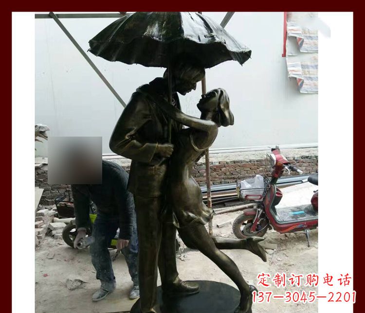 济南雨伞下拥抱的情侣铜雕