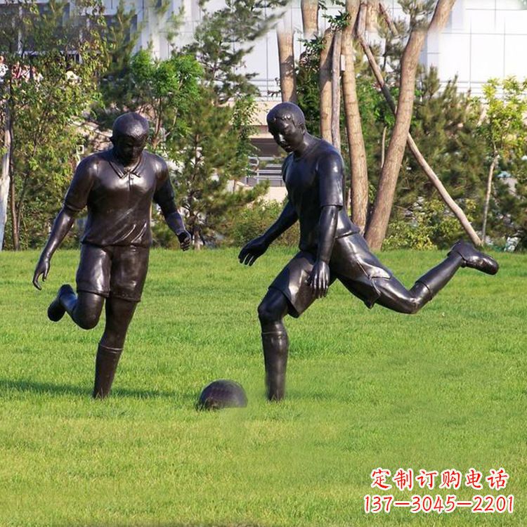 济南园林踢足球人物铜雕