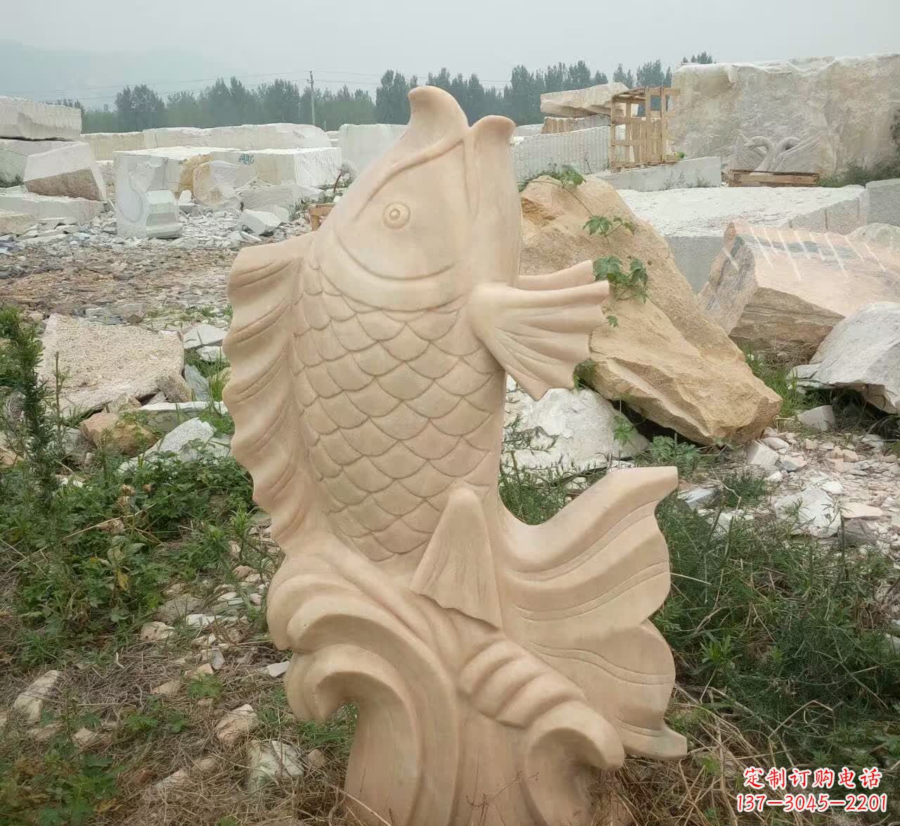 济南园林晚霞红招财鲤鱼石雕