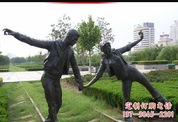 济南走铁轨的情侣铜雕