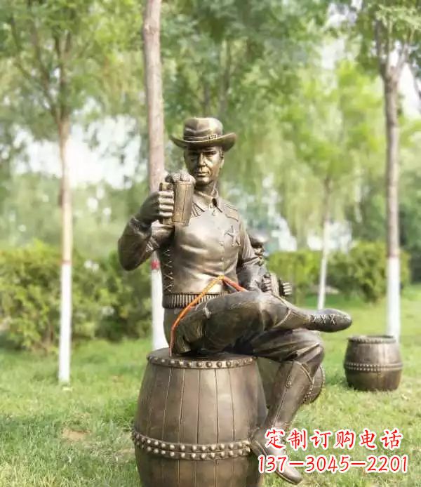 济南坐酒桶喝啤酒的牛仔铜雕